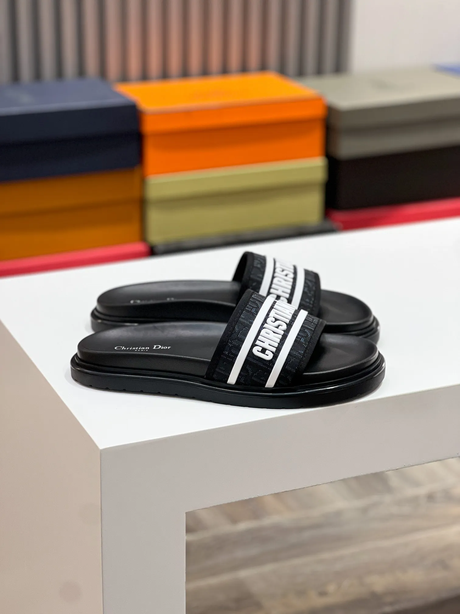 Men's men's shoes💰340【DIOR】🐝🐝Top version. 2024ss Dior’s latest men’s slippers are a must-have. Dior Alias ​​Men's Genuine Leather Slippers This summer new Alias ​​sandal embodies a casual and elegant style. Carefully crafted from grained cow leather and Oblique printed fabric, with cowhide lining! Cross-strap design with metal-clad brass CD Diamond logo. The imported cowhide leather and rubber sole adds sophistication and comfort, while Oblique print-effect anti-slip panels add style. Size39-44 (customized at 38.45)